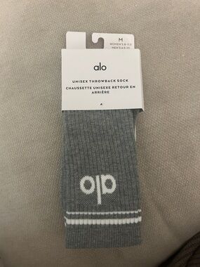 NWT Alo Yoga  Unisex Throwback Socks - Gray